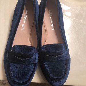 NWOT blue velvet Madden Girl Carmelo loafers